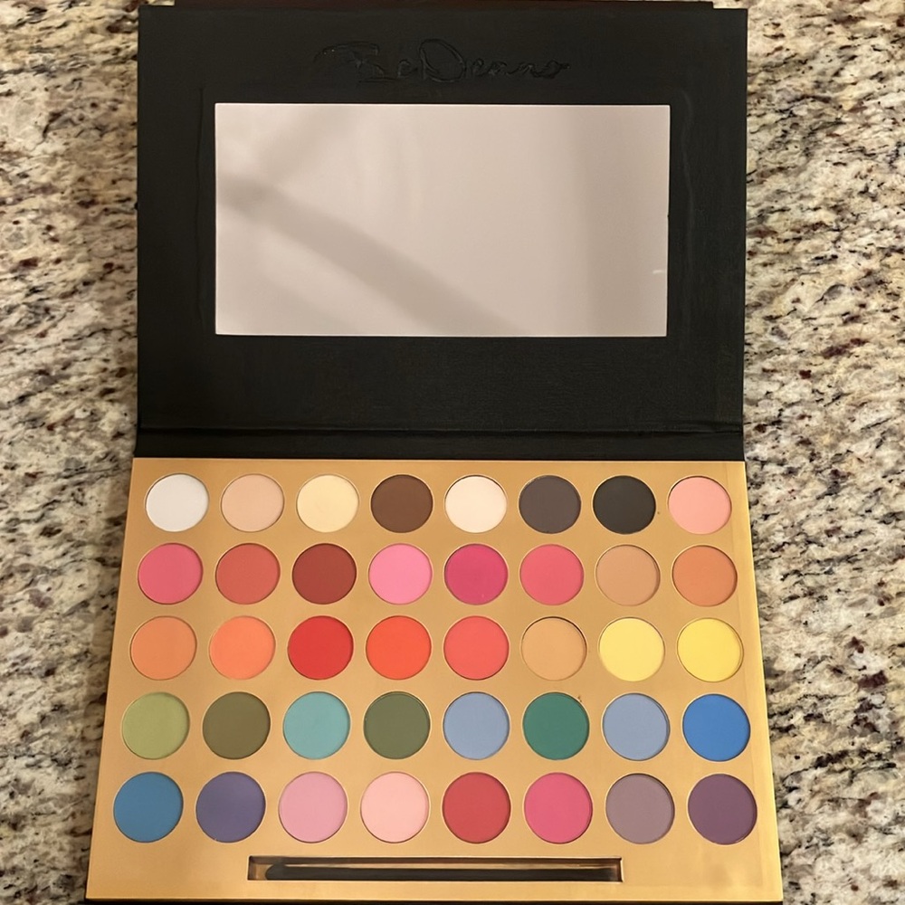 BeDenno 40 Color Eyeshadow Palette Vibrant & Neutral Mix Matte Shimmer Mirror